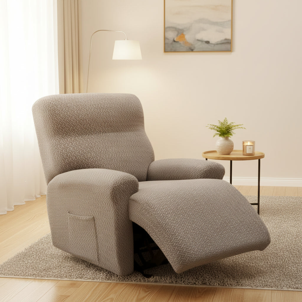 Housse fauteuil relax jacquard coloris taupe posée sur un fauteuil inclinable en position relax